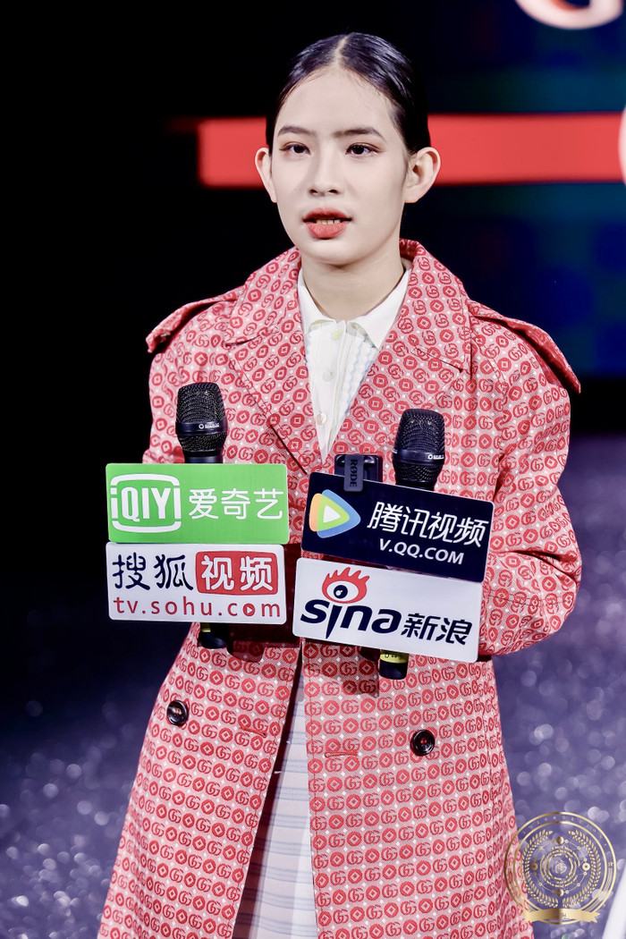 Mẫu teen Bảo Châu được truyền thông Trung Quốc phỏng vấn.