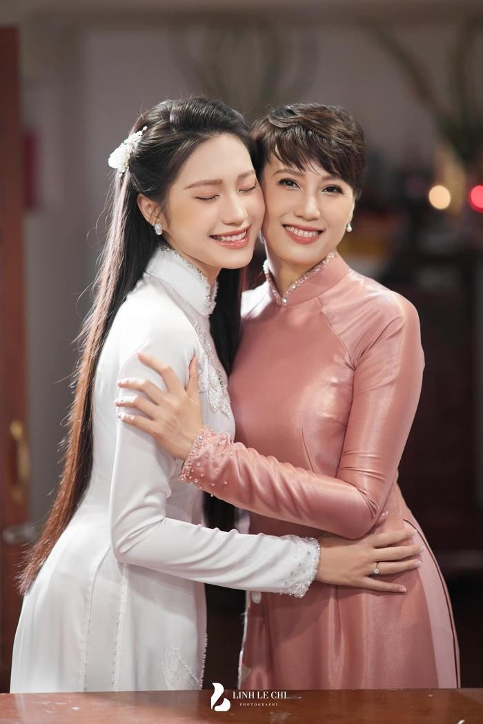 Doãn Hải My và mẹ.