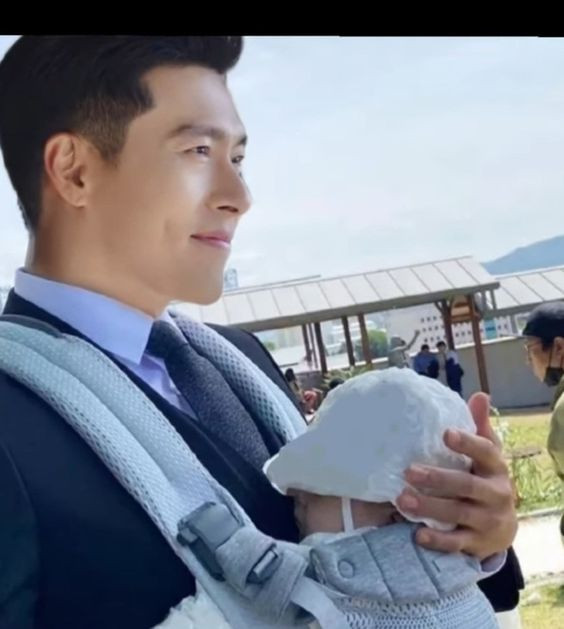 Xôn xao ảnh Hyun Bin phụ vợ chăm con cực khéo, Son Ye Jin đúng là có số hưởng Ảnh 2