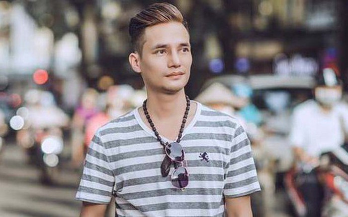 Lệ Rơi cho biết anh vẫn nhận được lời mời show nhưng không nhiều: 'Show thì nhiều đơn vị mời gọi lắm, vài đơn vị làm phim cũng ngỏ lời nhưng tôi bận, đi làm giờ hành chính nên không thể nhận lời được. Chỉ rảnh được ngày cuối tuần thì ở nhà chăm cây, đọc sách, thăm anh em bạn bè người thân là hết ngày'.