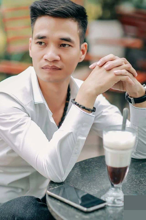 Năm 2015, Lệ Rơi Nam tiến để phát triển sự nghiệp. Anh hợp tác mở công ty truyền thông giải trí, mở quán bún chả,... 