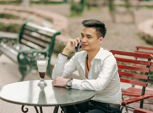 Lệ Rơi cũng cho biết vẫn đang độc thân. Gia đình mong anh sớm yên bề gia thất song Lệ Rơi cho rằng, mọi chuyện còn phụ thuộc vào chữ duyên chứ không thể cưỡng cầu. “Nhiều khi tôi cũng muốn lắm mà chưa có người nào muốn chung đường với mình”, Lệ Rơi chia sẻ lý do chưa lập gia đình.