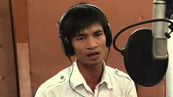 Tại thời điểm mới nổi tiếng, Lệ Rơi hay xuất hiện tại các gameshow, song không được thành công như mong đợi. Cũng có thời gian, khán giả bắt gặp anh hay đi xuất hiện, biểu diễn tại các hội chợ, sân khấu và đóng quảng cáo.