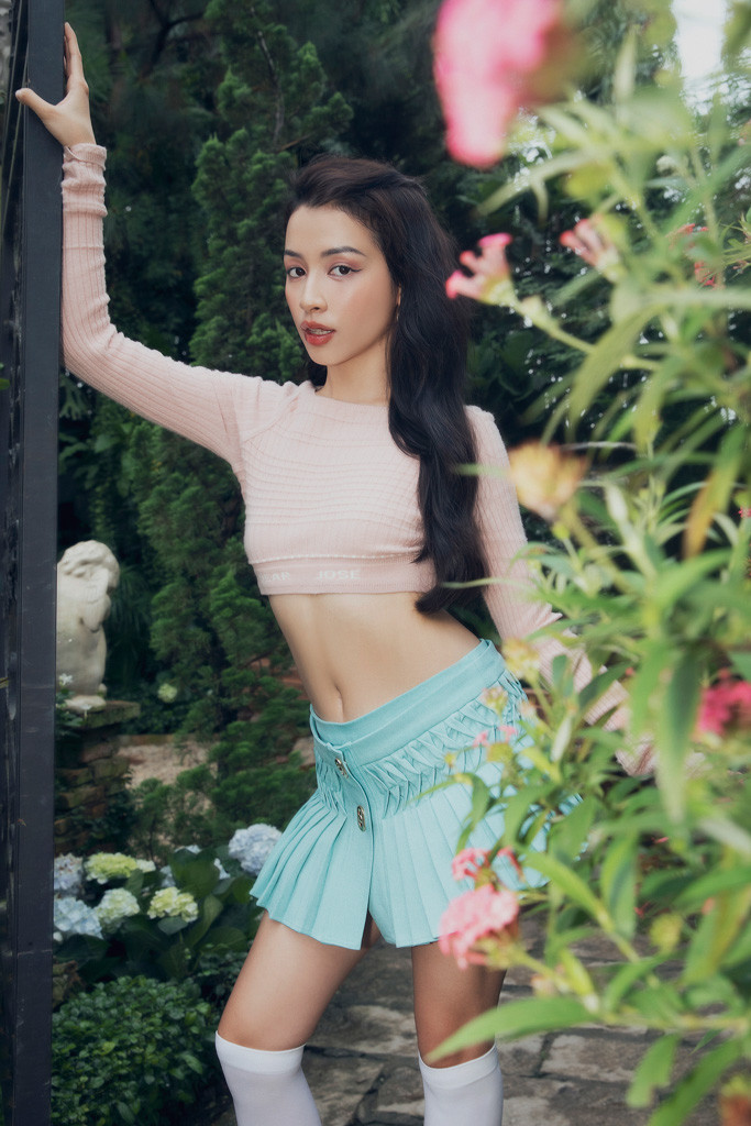 Bnat nổi tiếng với các clip review về thời trang, mỹ phẩm,...