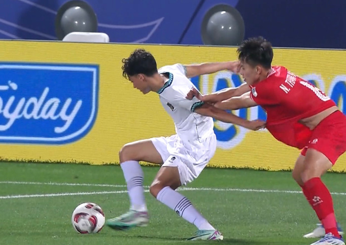  Tình huống trung vệ Thanh Bình kéo cầu thủ Indonesia dẫn đến quả phạt đền. 