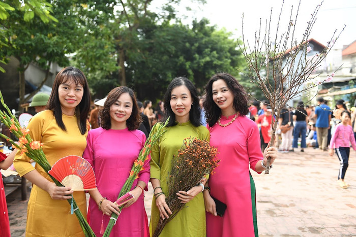 Chương trình tổ chức nhiều hoạt động phong phú mang đậm nét phong tục Tết cổ truyền Việt Nam xưa. Bao gồm: Tour mẫu trải nghiệm trọn vẹn những nét đẹp truyền thống của Tết Việt với không gian chợ Tết truyền thống