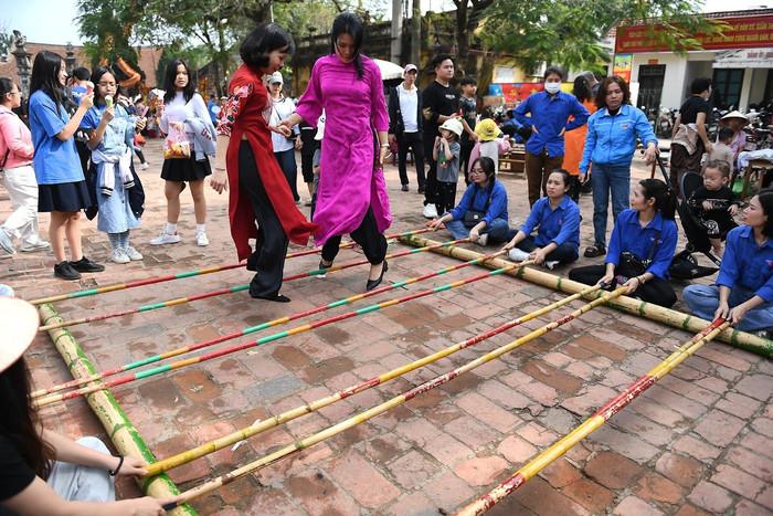 Cùng với đó là không gian trải nghiệm văn hóa Tết cổ truyền với hoạt động xin chữ, nặn tò he, gọt hoa thủy tiên; đồng thời trải nghiệm các trò chơi dân gian truyền thống như: nhảy sạp, chọi gà, bắt chạch trong chum, bịt mắt đập niêu…