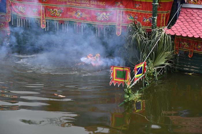 Múa rối nước tại Làng cổ Đường Lâm