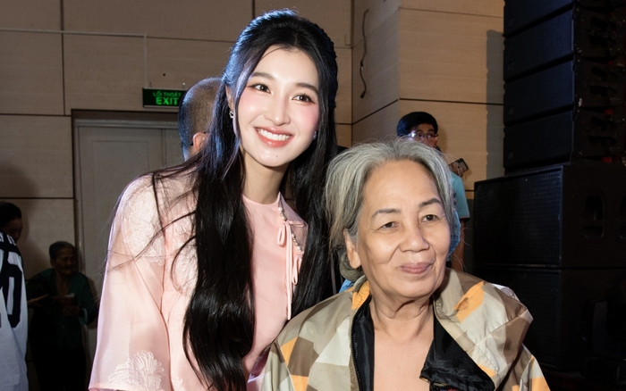 Á hậu Phương Nhi được khen tinh tế khi có hành động đẹp với người lớn tuổi Ảnh 2