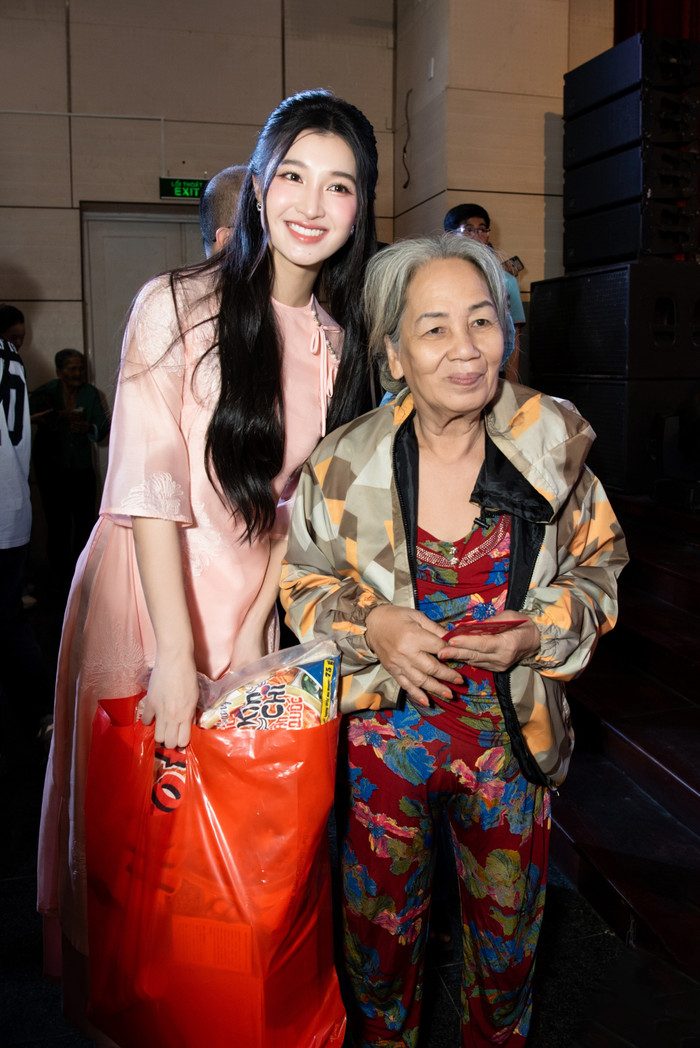 Phương Nhi diện áo dài trang nhã, thanh lịch đến buổi từ thiện. 