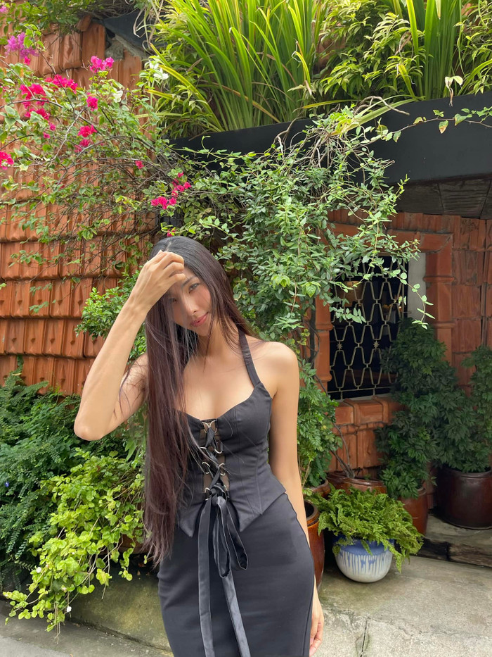 Khi quyết định đi học trở lại, Hoàng Thùy ngày càng trở nên trẻ trung, tươi tắn hơn bao giờ hết