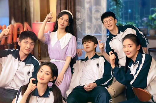 Dương Tử bị netizen ví như cô giáo chủ nhiệm giữa dàn diễn viên mặc đồng phục học sinh.