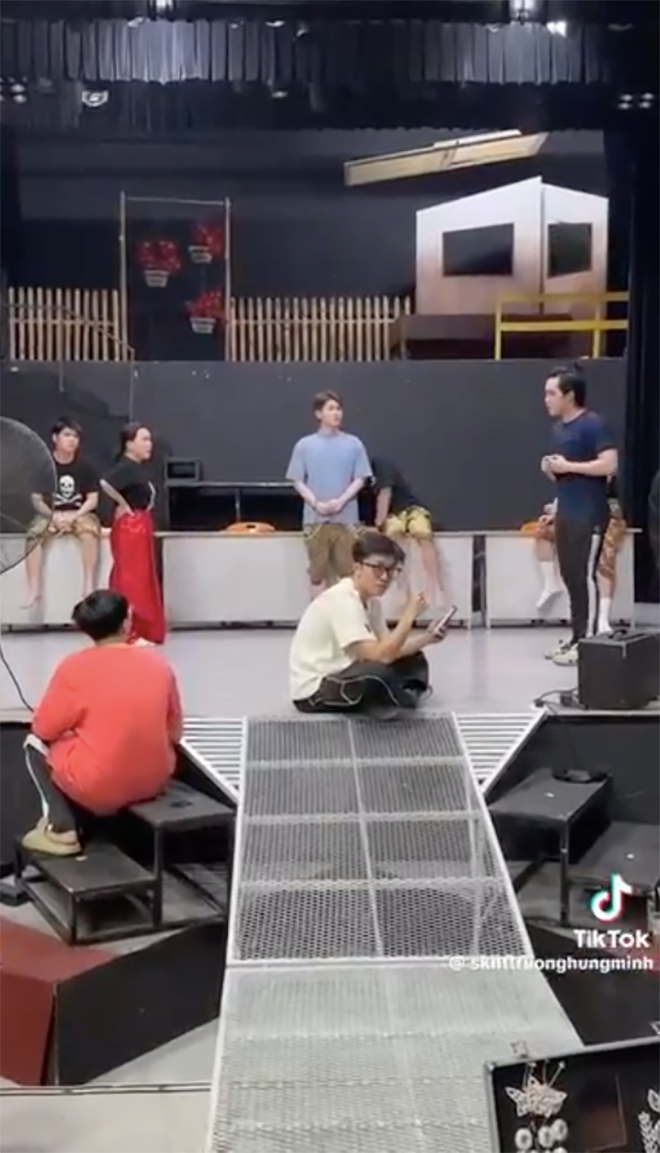 Cả hai thầy trò tranh cãi nảy lửa. 