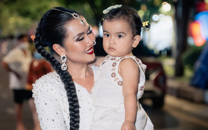 Vắng nhà khi đi diễn, Võ Hạ Trâm nhận được clip của con gái rượu: 'Chơi ác ghê' Ảnh 2