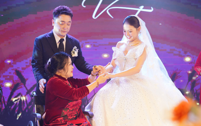 Mẹ Yanbi ngồi xe lăn, rưng rưng nước mắt trong đám cưới của con trai Ảnh 2