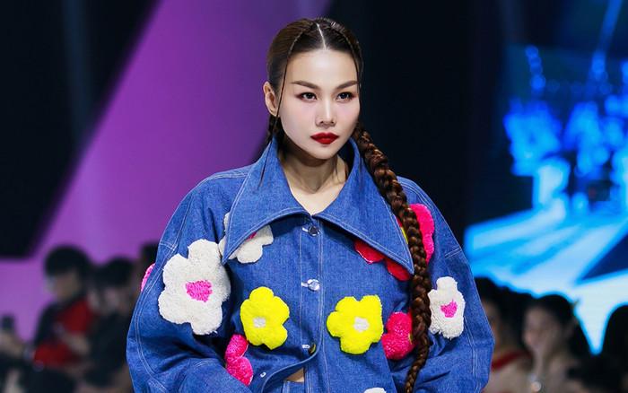 Siêu mẫu Thanh Hằng bị sốt vẫn catwalk đầy thần thái, khiến 'đàn em' phải ngưỡng mộ vì điều này Ảnh 2