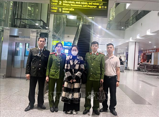 Đối tượng Lê Thị Diễm Mỹ (giữa) bị bắt giữ sau 3 năm lẩn trốn tại nước ngoài. Ảnh: TTXVN