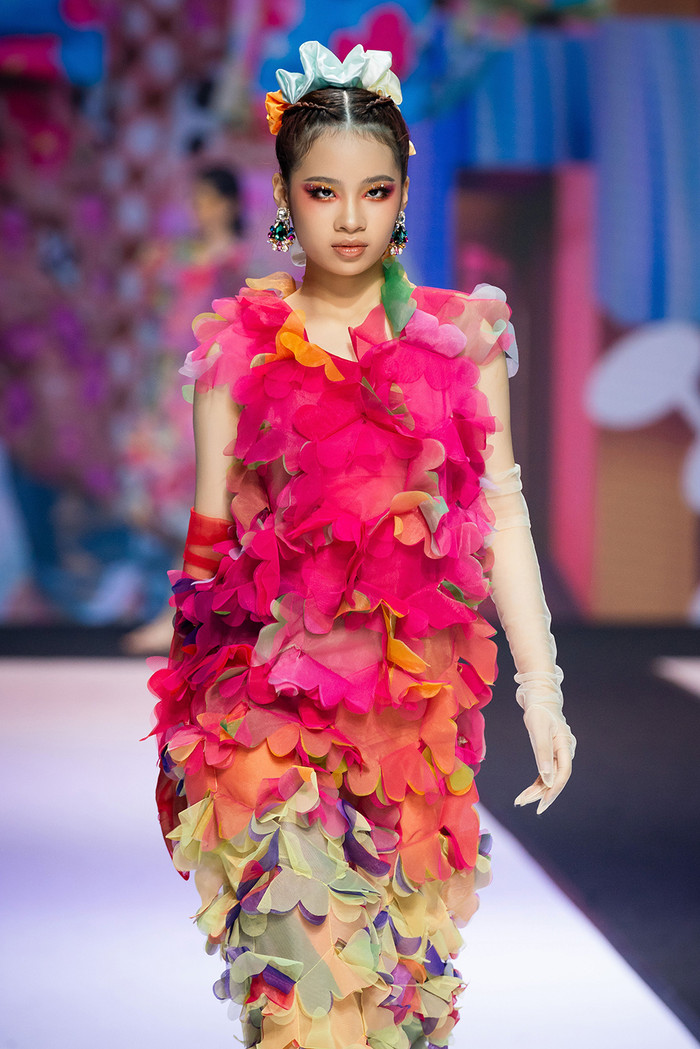 Mẫu nhí Bảo Hà trên sải bước trên sàn diễn thời trang Asian Kids Fashion Week.