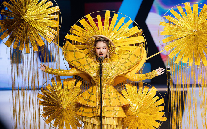 Mẫu nhí Bảo Hà diện trang phục truyền thống nặng 15kg, sải bước đầy thần thái cùng H'Hen Niê Ảnh 2