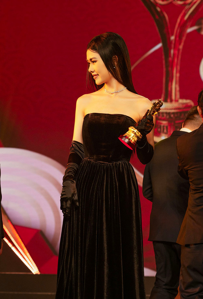 Song cuối cùng, chiếc cúp đã được gửi đến chủ nhân.