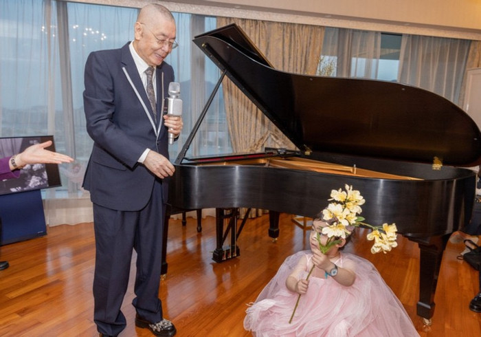 Lưu Thi Côn nói ông cảm nhận mình trẻ ra 20 tuổi từ khi làm bố.