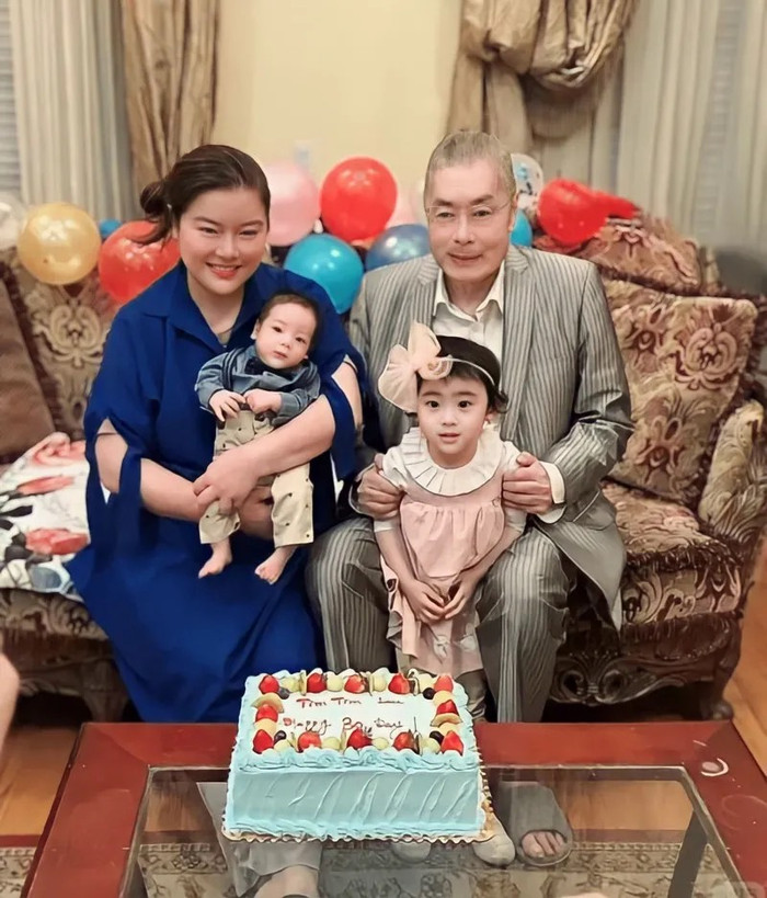 Lưu Thi Côn ở tuổi 85 có cuộc sống viên mãn bên vợ trẻ và con mọn.&nbsp;