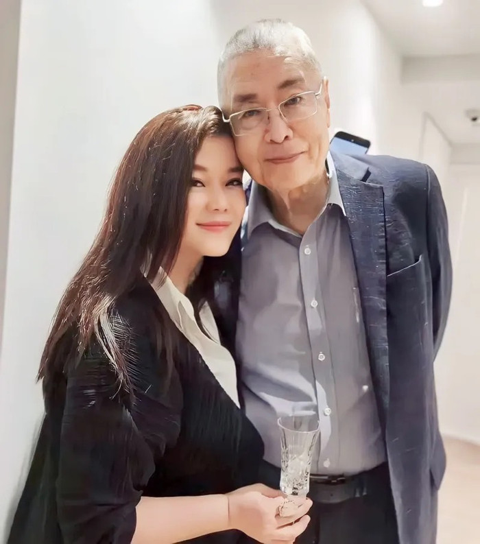 Ông nắm kỷ lục người nổi tiếng gốc Hoa có con muộn nhất.&nbsp;