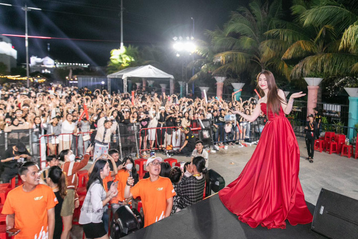 Những sân khấu có sự góp mặt của Hòa Minzy đều chật kín khán giả