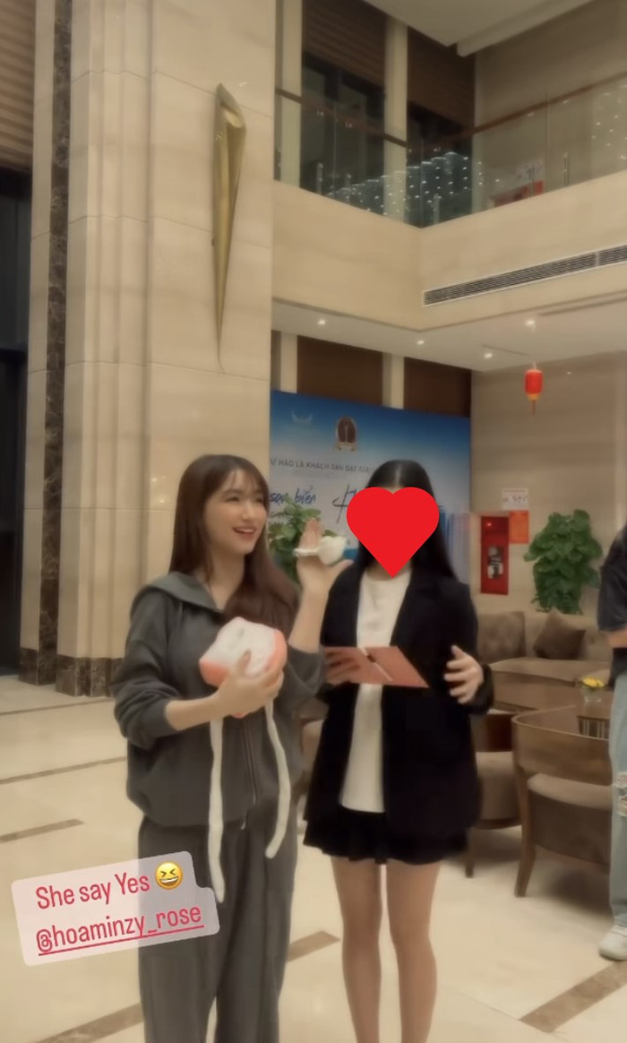 Hoà Minzy vui vẻ nhận chiếc nhẫn bằng bông và 'Say Yes'