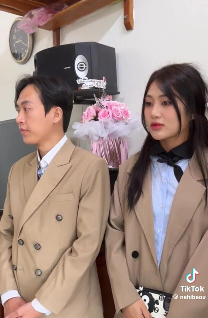 'Bà hàng xóm' đánh đá nhất TikTok cưới vợ, nhan sắc cô dâu gây chú ý Ảnh 4