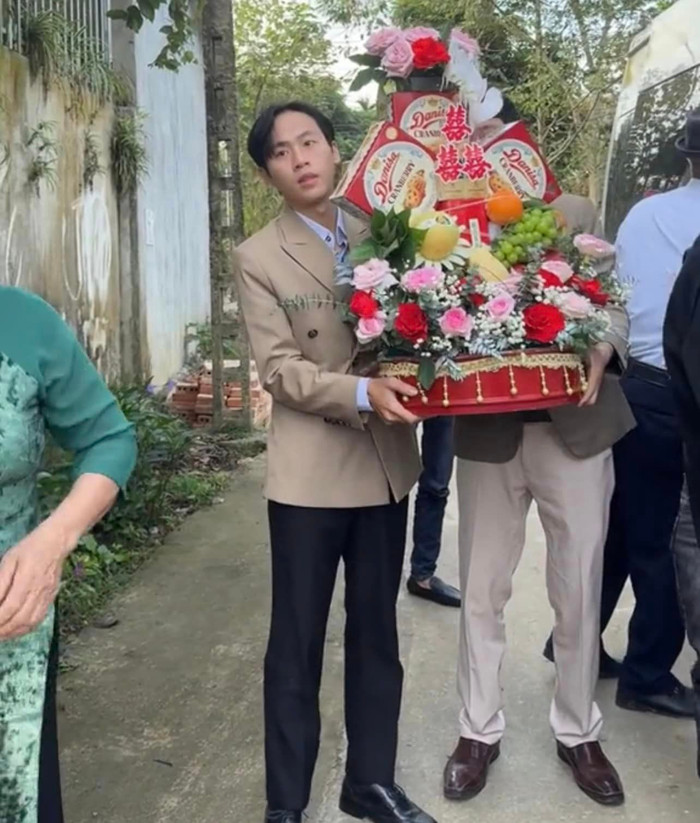 'Bà hàng xóm' đánh đá nhất TikTok cưới vợ, nhan sắc cô dâu gây chú ý Ảnh 3