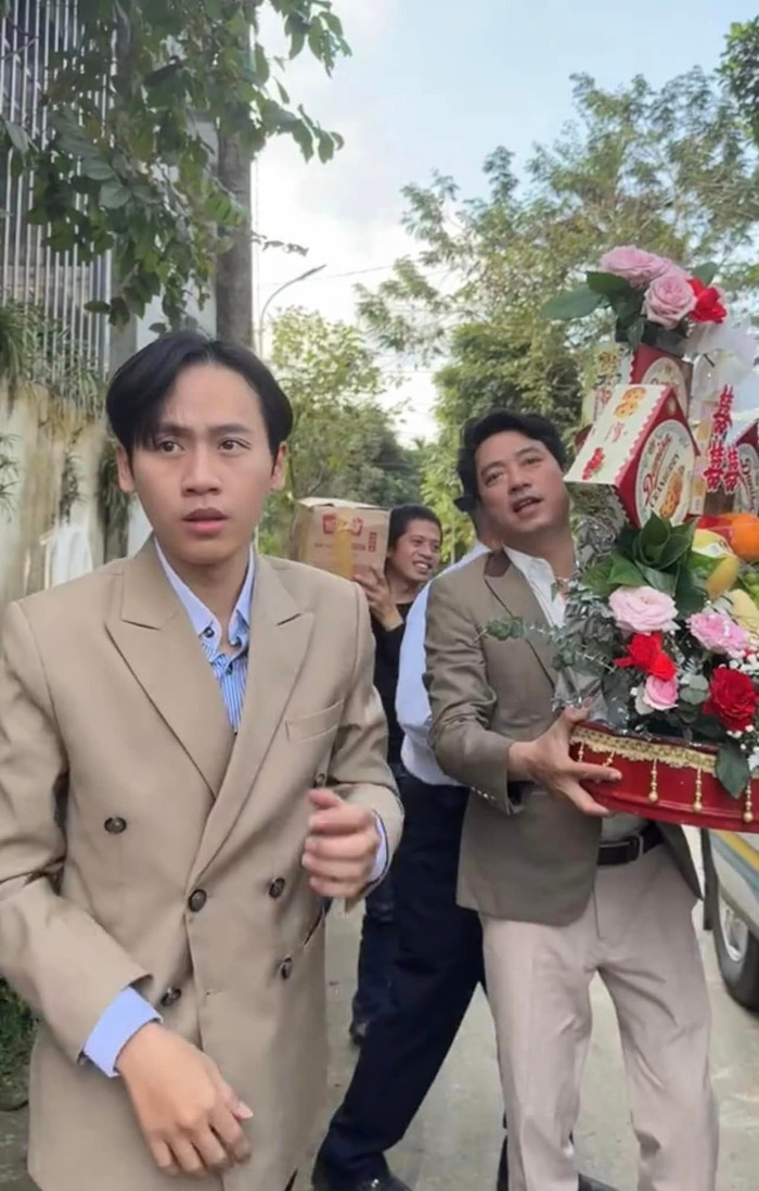 'Bà hàng xóm' đánh đá nhất TikTok cưới vợ, nhan sắc cô dâu gây chú ý Ảnh 2