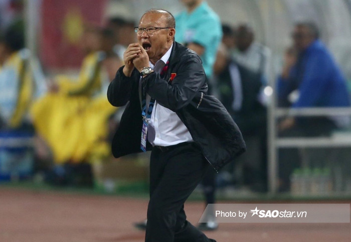 HLV Park Hang Seo đang thất nghiệp có thể là một giải pháp tạm thời cho tuyển Việt Nam, bao gồm hỗ trợ HLV Troussier vượt khó, hoặc thay thế để tìm người mới.