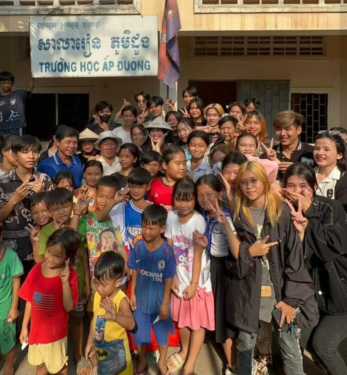 Nàng hậu tự tin để mặt mộc và thoải mái chụp ảnh cùng các em nhỏ để lưu lại kỷ niệm.