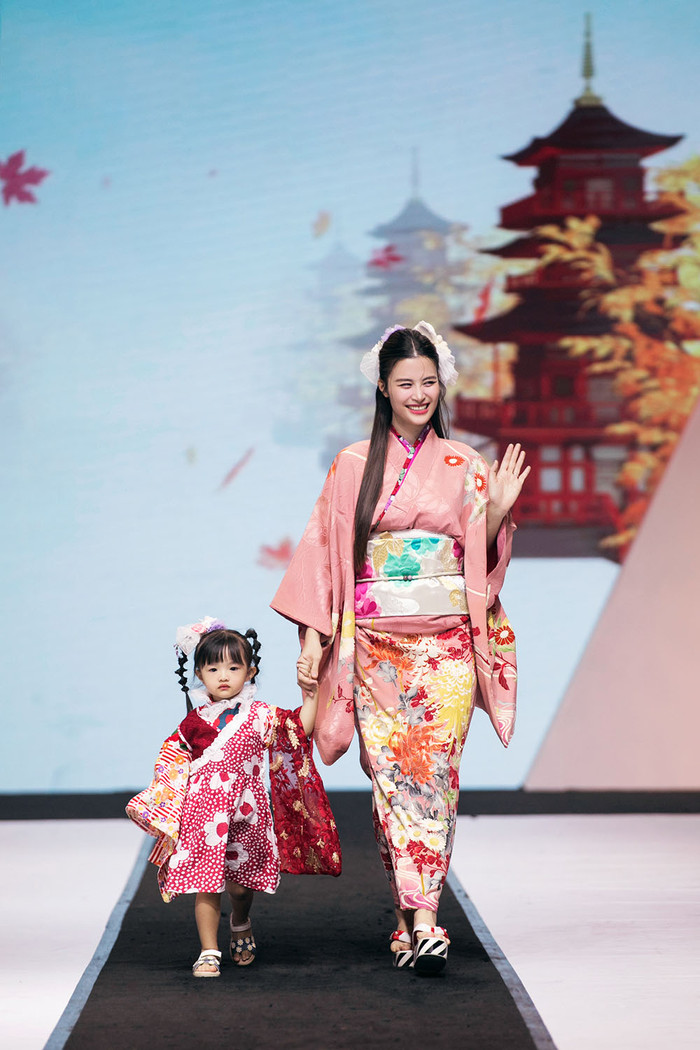 Winnie có những bước catwalk đầy thần thái.