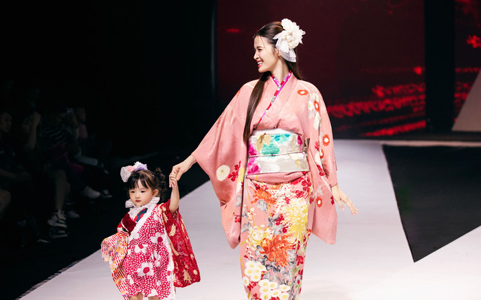 Đông Nhi và con gái Winnie được khen khi lần đầu diễn catwalk Ảnh 2