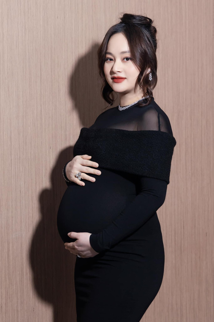 Các nét trên khuôn mặt của nữ chính Gia đình mình vui bất thình lình trở nên đầy đặn, đằm thắm hơn.