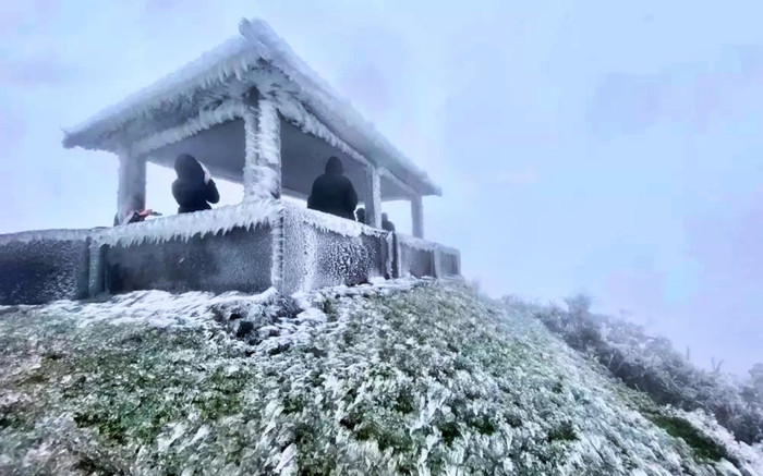 Ngay lúc này không khí lạnh tăng cường mạnh, có nơi nhiệt độ dưới 0 độ C Ảnh 2