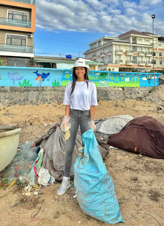 H'Hen Niê dành nhiều thời gian cho hoạt động, công tác xã hội