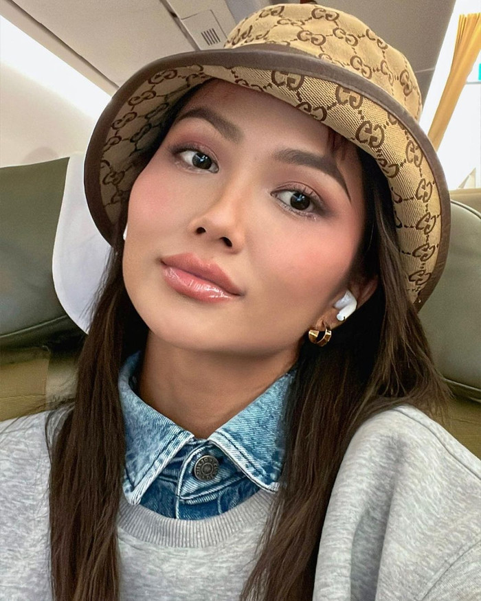 H'Hen Niê thường xuyên check-in có mặt ở máy bay