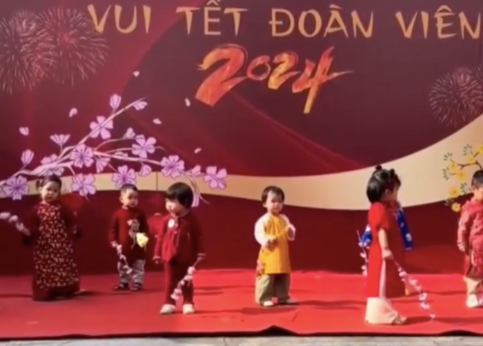 Các em nhỏ đứng im 'hoá đá' trong tiết mục của mình khiến ai nấy cười nghiêng ngả.