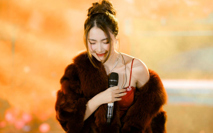 Hòa Minzy gặp lại 'người quan trọng' sau 1 năm, khẳng định: 'Tình yêu vẫn đong đầy' Ảnh 2