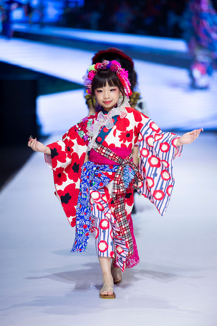 Dù còn nhỏ tuổi, song mẫu nhí Celine Nguyễn đã có những bước catwalk đầy thần thái.