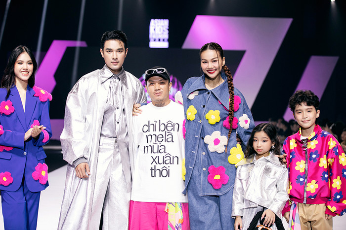 Mẫu nhí Celine Nguyễn nhận được sự ưu ái từ những 'chị đại' của làng mốt Việt.