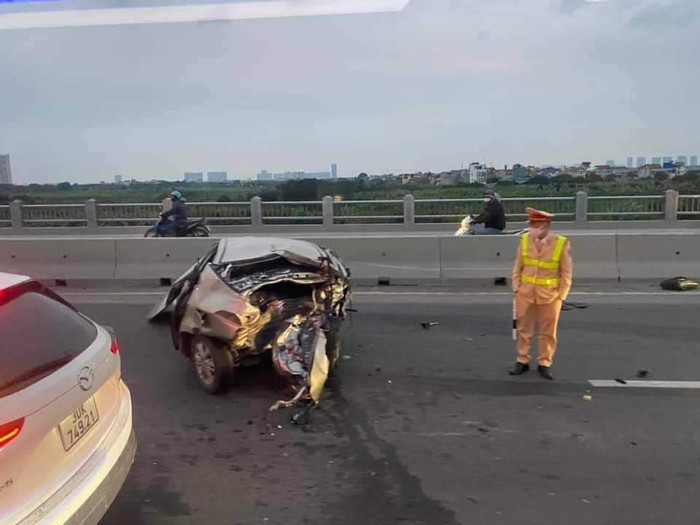 Hai ô tô con bẹp dúm, biến dạng sau cú va chạm mạnh trên Cầu Vĩnh Tuy Ảnh 3