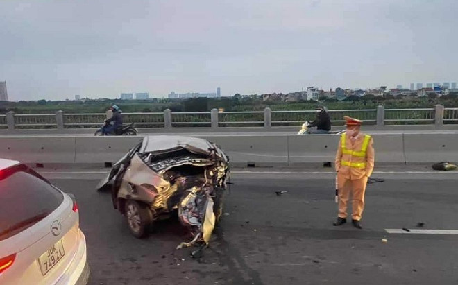 Hai ô tô con bẹp dúm, biến dạng sau cú va chạm mạnh trên Cầu Vĩnh Tuy Ảnh 2