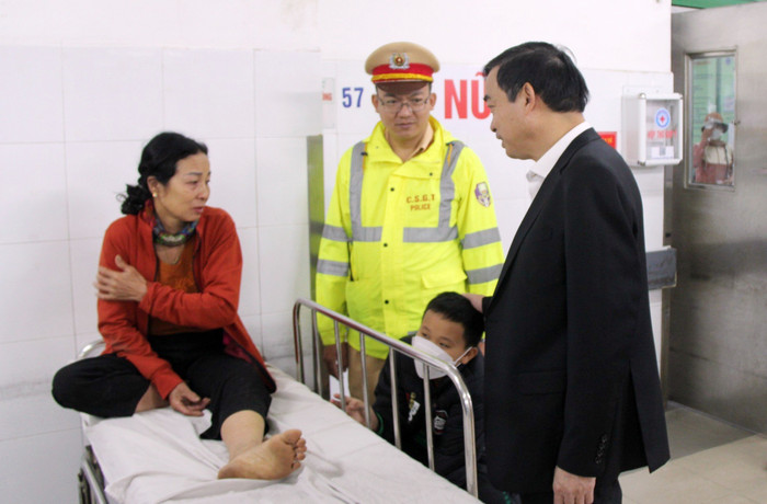 Bà Đào Thị Thoa kể lại giây phút gặp nạn với ông Lê Trung Chinh, Chủ tịch UBND TP. Đà Nẵng. Ảnh: Tạp chí Giao Thông