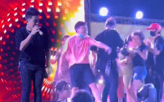 Đi hát hội chợ, nam ca sĩ bị nhiều khán giả ồ ạt tiến lên sân khấu trong lúc đang biểu diễn Ảnh 2