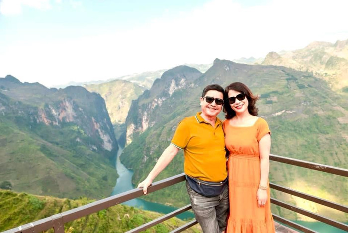 Hậu chia tay, anh đã tìm được bến đỗ hạnh phúc mới bên nữ doanh nhân Ý Lan - bạn gái kém 17 tuổi. 