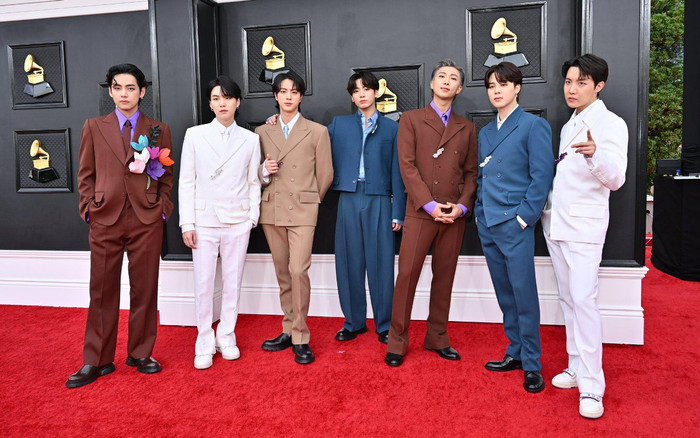 Nam ca sĩ Việt được BTS giúp đỡ tại nước ngoài, hành động của nhóm nhạc khiến fan nức lòng Ảnh 2